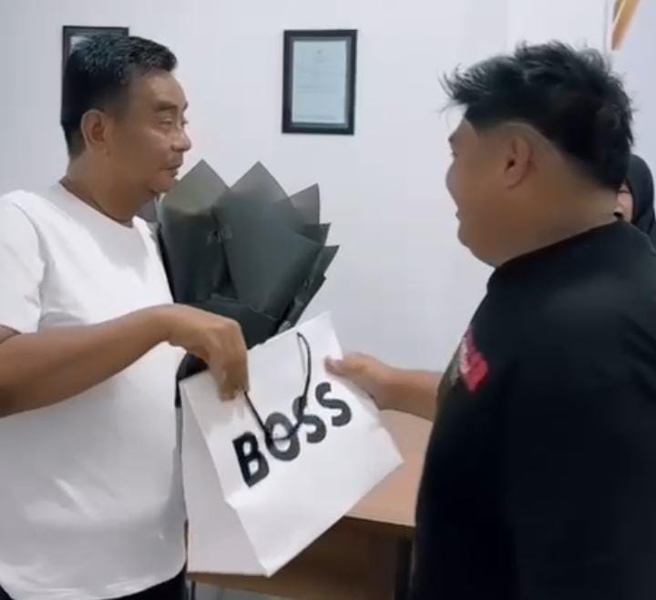 Keterangan Foto:
Haji Bambang Budianto tersenyum bahagia saat menerima kado ulang tahun dari karyawan PT Kamilah, Minggu (14/12/2025), di kantor cabang baru Pamekasan. Ia tampak didampingi putri tercintanya, menambah hangat suasana penuh kekeluargaan.
