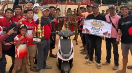 Tim Sijjil Takbir Sakti tampak bahagia saat memamerkan piala dan hadiah kemenangan mereka setelah meraih juara I Kerapan Sapi Kelas Ukuran, momen yang menandai kerja keras dan dedikasi seluruh anggota tim di Lapangan Kerapan Sapi Giling, Sumenep.