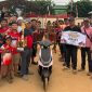 Tim Sijjil Takbir Sakti tampak bahagia saat memamerkan piala dan hadiah kemenangan mereka setelah meraih juara I Kerapan Sapi Kelas Ukuran, momen yang menandai kerja keras dan dedikasi seluruh anggota tim di Lapangan Kerapan Sapi Giling, Sumenep.