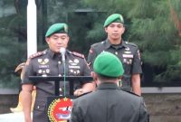 Komandan Kodim 0827/Sumenep, Letkol Arm Bendi Wibisono, SE, M.Han, membacakan amanat Kepala Staf Angkatan Darat (Kasad) dalam upacara peringatan Hari Juang TNI AD 2025 di Lapangan Makodim Sumenep.
