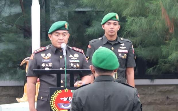 Komandan Kodim 0827/Sumenep, Letkol Arm Bendi Wibisono, SE, M.Han, membacakan amanat Kepala Staf Angkatan Darat (Kasad) dalam upacara peringatan Hari Juang TNI AD 2025 di Lapangan Makodim Sumenep.