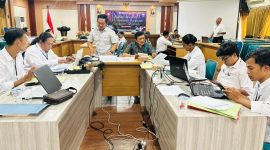 Keterangan Foto:
Para wartawan peserta Uji Kompetensi Wartawan (UKW) Pemkab Situbondo bekerjasama dengan Unitomo Surabaya mengikuti sesi pelatihan dan evaluasi, sebagai bagian dari upaya meningkatkan profesionalisme dan kompetensi jurnalis di wilayah Situbondo