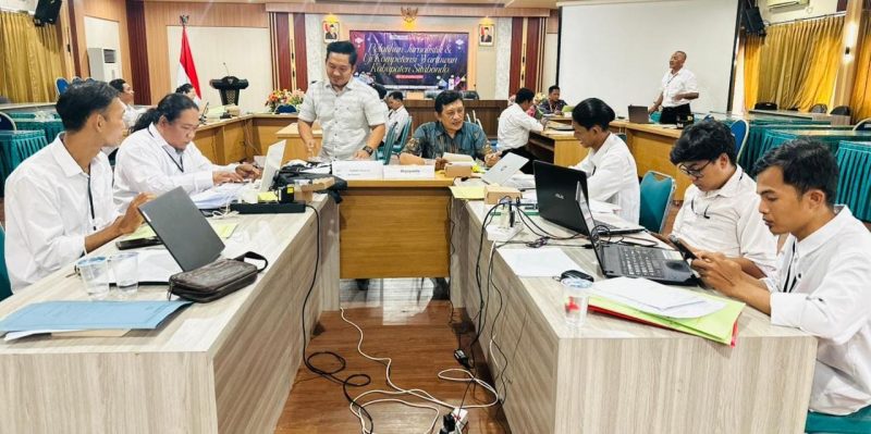 Keterangan Foto:
Para wartawan peserta Uji Kompetensi Wartawan (UKW) Pemkab Situbondo bekerjasama dengan Unitomo Surabaya mengikuti sesi pelatihan dan evaluasi, sebagai bagian dari upaya meningkatkan profesionalisme dan kompetensi jurnalis di wilayah Situbondo