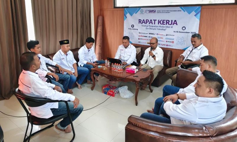 Pengurus dan anggota Serikat Media Siber Indonesia (SMSI) Kabupaten Sumenep saat mengikuti Rapat Kerja (Raker) bertema “Strategi Penguatan Media Siber di Era Disrupsi Teknologi” di Kota Batu, Malang, Jawa Timur, Senin (15/12/2025). Raker ini menjadi forum konsolidasi untuk memperkuat profesionalisme, etika jurnalistik, dan kolaborasi media siber di tengah pesatnya perkembangan teknologi digital.