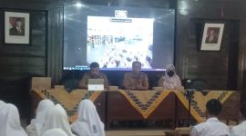 Keterangan Foto:

Siswa SMA, MA, dan SMK sederajat mengikuti Sosialisasi dan Bimbingan Teknis (Bimtek) Kesadaran Digital yang digelar Dinas Komunikasi dan Informatika (Diskominfo) Kabupaten Sumenep, Senin (15/12/2025), sebagai upaya meningkatkan literasi, keamanan data, dan penggunaan teknologi digital yang aman serta bertanggung jawab di kalangan pelajar.
