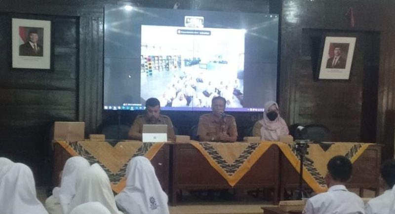 Keterangan Foto:

Siswa SMA, MA, dan SMK sederajat mengikuti Sosialisasi dan Bimbingan Teknis (Bimtek) Kesadaran Digital yang digelar Dinas Komunikasi dan Informatika (Diskominfo) Kabupaten Sumenep, Senin (15/12/2025), sebagai upaya meningkatkan literasi, keamanan data, dan penggunaan teknologi digital yang aman serta bertanggung jawab di kalangan pelajar.