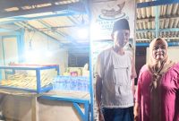 Keterangan Foto:
Pak Ahmad bersama istri tercintanya, Suryati, warga Desa Marengan Laok, pemilik Warung Ikan Bakar Rizkillah Talangan, yang dikenal dengan cita rasa khas dan pelayanan ramah kepada pelanggan.
