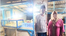 Keterangan Foto:
Pak Ahmad bersama istri tercintanya, Suryati, warga Desa Marengan Laok, pemilik Warung Ikan Bakar Rizkillah Talangan, yang dikenal dengan cita rasa khas dan pelayanan ramah kepada pelanggan.