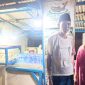 Keterangan Foto:
Pak Ahmad bersama istri tercintanya, Suryati, warga Desa Marengan Laok, pemilik Warung Ikan Bakar Rizkillah Talangan, yang dikenal dengan cita rasa khas dan pelayanan ramah kepada pelanggan.