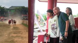 Kapolres Sumenep AKBP Rivanda, S.I.K., didampingi istri tercintanya sekaligus Ketua Bhayangkari Cabang Sumenep Ny. Diah Rivanda, tampak menyaksikan langsung Lomba Kerapan Sapi Kapolres Sumenep Cup 2025 di Lapangan Kerapan Sapi Giling, Desa Pangarangan, Kecamatan Kota, Kabupaten Sumenep.

