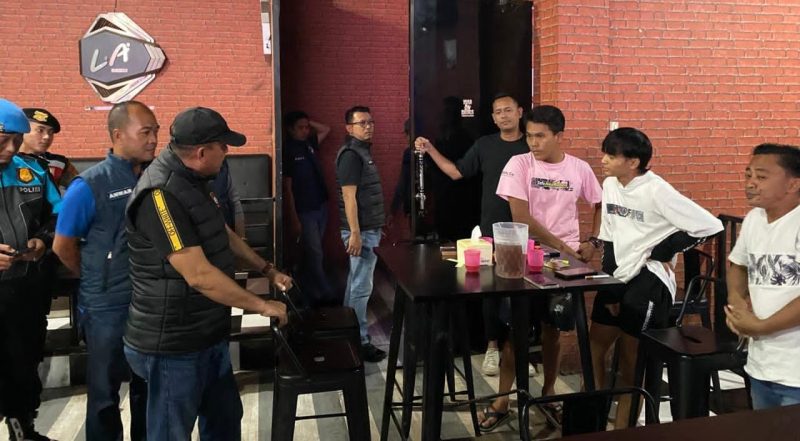 Tiga Kasat Polres Sumenep—AKP Anwar Subagyo (Kasat Narkoba), AKP Taufik Hidayat (Kasat Sabhara), dan AKP Agus Rusdyanto (Kasat Reskrim)—memimpin patroli dan razia di salah satu tempat hiburan malam di Desa Gedungan, Kecamatan Batuan, Jumat malam, 12 Desember 2025, untuk memastikan keamanan dan mencegah penyalahgunaan narkoba.
