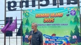 Plt. Kepala Dinas Lingkungan Hidup (DLH) Kabupaten Sumenep, Anwar Syahroni Yusuf, AP., M.Si., memberikan sambutan saat membuka kegiatan Kemah Hijau di Pantai Matahari, Desa Lobuk, Kecamatan Bluto, pada 13–14 Desember 2025.