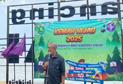 Plt. Kepala Dinas Lingkungan Hidup (DLH) Kabupaten Sumenep, Anwar Syahroni Yusuf, AP., M.Si., memberikan sambutan saat membuka kegiatan Kemah Hijau di Pantai Matahari, Desa Lobuk, Kecamatan Bluto, pada 13–14 Desember 2025.