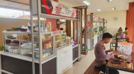 Foto menunjukkan suasana Pujasera Pemkab Sumenep yang tampak sepi, meski fasilitas modern dan beragam menu kuliner telah tersedia untuk ASN dan masyarakat umum.