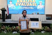 Keterangan Foto:
Personel Satlantas Polres Sumenep menerima penghargaan Terbaik I Penurunan Angka Kecelakaan Lalu Lintas Triwulan III Tahun 2025 dari Polda Jawa Timur, sebagai apresiasi atas dedikasi dan kerja keras dalam mewujudkan lalu lintas yang aman, tertib, dan berkeselamatan.