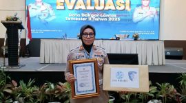 Keterangan Foto:
Personel Satlantas Polres Sumenep menerima penghargaan Terbaik I Penurunan Angka Kecelakaan Lalu Lintas Triwulan III Tahun 2025 dari Polda Jawa Timur, sebagai apresiasi atas dedikasi dan kerja keras dalam mewujudkan lalu lintas yang aman, tertib, dan berkeselamatan.