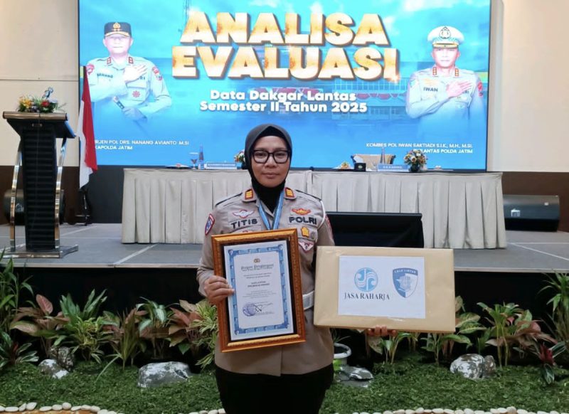 Keterangan Foto:
Personel Satlantas Polres Sumenep menerima penghargaan Terbaik I Penurunan Angka Kecelakaan Lalu Lintas Triwulan III Tahun 2025 dari Polda Jawa Timur, sebagai apresiasi atas dedikasi dan kerja keras dalam mewujudkan lalu lintas yang aman, tertib, dan berkeselamatan.