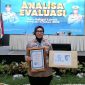 Keterangan Foto:
Personel Satlantas Polres Sumenep menerima penghargaan Terbaik I Penurunan Angka Kecelakaan Lalu Lintas Triwulan III Tahun 2025 dari Polda Jawa Timur, sebagai apresiasi atas dedikasi dan kerja keras dalam mewujudkan lalu lintas yang aman, tertib, dan berkeselamatan.