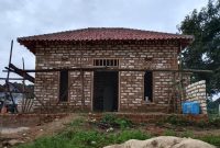 Keterangan Foto: Pembangunan musala yang sempat ambruk di Dusun Cekkor, Desa Gunung Kembar, Kecamatan Manding, Kabupaten Sumenep, kini hampir rampung. Progres pembangunan telah mencapai tahap akhir dan tinggal pemasangan keramik berkat dukungan donasi dari para dermawan serta solidaritas Jurnalis Sumenep Independen (JSI) bersama masyarakat setempat.