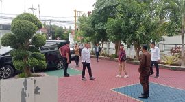 SOROTAN PUBLIK — Bupati Sampang Slamet Junaidi (kanan) berada di lingkungan Kejari Sampang saat proses penyidikan dugaan korupsi keuangan BLUD RSUD dr. Mohammad Zyn Sampang yang ditaksir merugikan negara Rp3,3 miliar