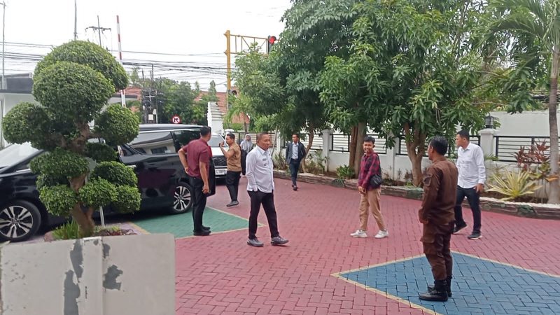 SOROTAN PUBLIK — Bupati Sampang Slamet Junaidi (kanan) berada di lingkungan Kejari Sampang saat proses penyidikan dugaan korupsi keuangan BLUD RSUD dr. Mohammad Zyn Sampang yang ditaksir merugikan negara Rp3,3 miliar
