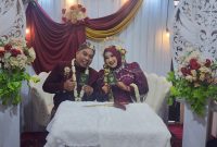 Mila dan David resmi menjadi suami istri pada Kamis, 18 Desember 2025, saat tasyakuran pernikahan digelar di kediaman mempelai wanita, Jl. Menari 637, Kebanjin, Sumenep. Acara dihadiri oleh keluarga, kerabat, rekan sejawat, serta sejumlah Kadis dan pejabat setempat, menambah kehangatan momen bahagia pasangan ini.

