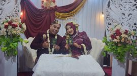 Mila dan David resmi menjadi suami istri pada Kamis, 18 Desember 2025, saat tasyakuran pernikahan digelar di kediaman mempelai wanita, Jl. Menari 637, Kebanjin, Sumenep. Acara dihadiri oleh keluarga, kerabat, rekan sejawat, serta sejumlah Kadis dan pejabat setempat, menambah kehangatan momen bahagia pasangan ini.

