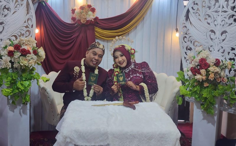Mila dan David resmi menjadi suami istri pada Kamis, 18 Desember 2025, saat tasyakuran pernikahan digelar di kediaman mempelai wanita, Jl. Menari 637, Kebanjin, Sumenep. Acara dihadiri oleh keluarga, kerabat, rekan sejawat, serta sejumlah Kadis dan pejabat setempat, menambah kehangatan momen bahagia pasangan ini.

