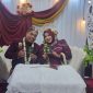 Mila dan David resmi menjadi suami istri pada Kamis, 18 Desember 2025, saat tasyakuran pernikahan digelar di kediaman mempelai wanita, Jl. Menari 637, Kebanjin, Sumenep. Acara dihadiri oleh keluarga, kerabat, rekan sejawat, serta sejumlah Kadis dan pejabat setempat, menambah kehangatan momen bahagia pasangan ini.

