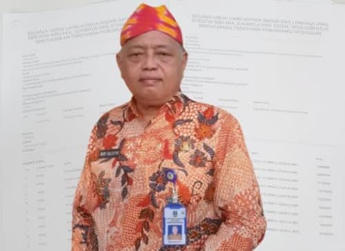 Saat ditemui, Budi Sulistyo tampak ragu  dan kebingungan saat menjelaskan belanja hibah pendidikan senilai miliaran rupiah yang penuh misteri.