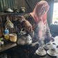 Ibu Sumiati, owner Kopi Peceng, tampak menuangkan air panas dalam proses penyeduhan kopi di warung pojok depan Hotel Myze Sumenep, mempertahankan cita rasa kopi tradisional yang konsisten sejak 2012.