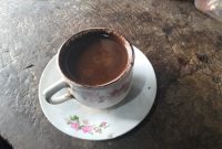 Keterangan Foto: Cangkir Kopi Peceng yang pekat dan harum, menjadi simbol kopi tradisional favorit warga Sumenep.
