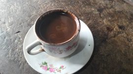 Keterangan Foto: Cangkir Kopi Peceng yang pekat dan harum, menjadi simbol kopi tradisional favorit warga Sumenep.
