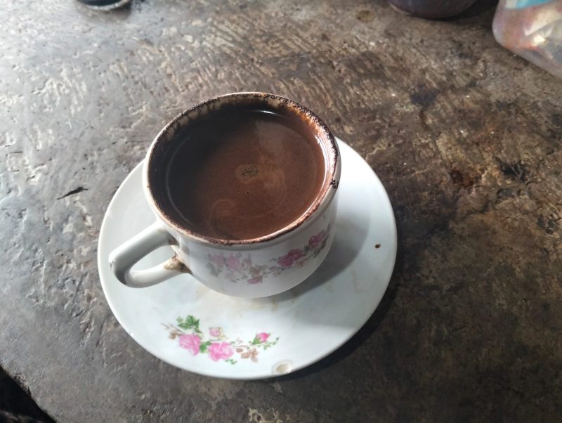 Keterangan Foto: Cangkir Kopi Peceng yang pekat dan harum, menjadi simbol kopi tradisional favorit warga Sumenep.
