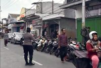 Polwan Polres Sumenep tampak ramah dan humanis saat menjadi garda terdepan pengamanan Sholat Jumat, mengatur arus lalu lintas dan membantu jamaah di sekitar masjid demi memastikan ibadah berlangsung aman dan khusyuk.