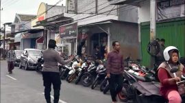 Polwan Polres Sumenep tampak ramah dan humanis saat menjadi garda terdepan pengamanan Sholat Jumat, mengatur arus lalu lintas dan membantu jamaah di sekitar masjid demi memastikan ibadah berlangsung aman dan khusyuk.