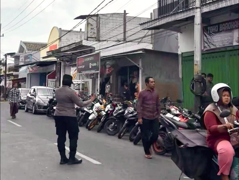 Polwan Polres Sumenep tampak ramah dan humanis saat menjadi garda terdepan pengamanan Sholat Jumat, mengatur arus lalu lintas dan membantu jamaah di sekitar masjid demi memastikan ibadah berlangsung aman dan khusyuk.