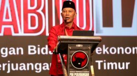 Ketua DPD PDI Perjuangan Jatim, MH Said Abdullah, saat memberikan arahan mengenai pentingnya politik substansif dan partisipasi Gen Z di Surabaya, Sabtu (20/12/2025).