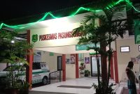 Keterangan Foto: Suasana Puskesmas Pasongsongan, Kabupaten Sumenep, tempat pasien demam berdarah menunggu proses rujukan ke RSUD Sumenep akibat keterbatasan layanan ambulans.