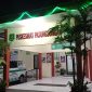 Keterangan Foto: Suasana Puskesmas Pasongsongan, Kabupaten Sumenep, tempat pasien demam berdarah menunggu proses rujukan ke RSUD Sumenep akibat keterbatasan layanan ambulans.