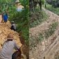 Warga Dusun Tabata, Desa Ketawang Laok, Kecamatan Guluk-Guluk, Kabupaten Sumenep, bergotong royong memperbaiki jalan desa secara swadaya demi memperlancar akses transportasi, meski minim perhatian dari pemerintah desa setempat.
