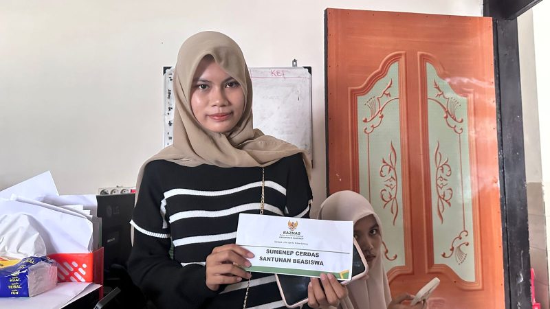Penyerahan Beasiswa Sumenep Cerdas BAZNAS Kabupaten Sumenep kepada Nurhartatik, mahasiswi yatim asal Desa Longos, Kecamatan Gapura, sebagai bentuk kepedulian terhadap mahasiswa kurang mampu dalam mendukung keberlanjutan pendidikan tinggi.