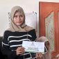 Penyerahan Beasiswa Sumenep Cerdas BAZNAS Kabupaten Sumenep kepada Nurhartatik, mahasiswi yatim asal Desa Longos, Kecamatan Gapura, sebagai bentuk kepedulian terhadap mahasiswa kurang mampu dalam mendukung keberlanjutan pendidikan tinggi.