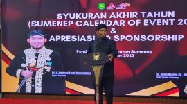 Bupati Sumenep Achmad Fauzi memberikan sambutan pada Syukuran Akhir Tahun 2025 yang digelar Pemerintah Kabupaten Sumenep. Dalam sambutannya, Bupati menegaskan rasa syukur kepada Allah SWT, mengapresiasi peran sponsor, TNI–Polri, komunitas, serta seluruh elemen masyarakat yang telah berkontribusi dalam menyukseskan kalender event sepanjang 2025