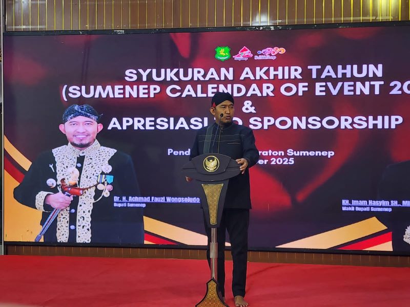Bupati Sumenep Achmad Fauzi memberikan sambutan pada Syukuran Akhir Tahun 2025 yang digelar Pemerintah Kabupaten Sumenep. Dalam sambutannya, Bupati menegaskan rasa syukur kepada Allah SWT, mengapresiasi peran sponsor, TNI–Polri, komunitas, serta seluruh elemen masyarakat yang telah berkontribusi dalam menyukseskan kalender event sepanjang 2025