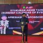 Bupati Sumenep Achmad Fauzi memberikan sambutan pada Syukuran Akhir Tahun 2025 yang digelar Pemerintah Kabupaten Sumenep. Dalam sambutannya, Bupati menegaskan rasa syukur kepada Allah SWT, mengapresiasi peran sponsor, TNI–Polri, komunitas, serta seluruh elemen masyarakat yang telah berkontribusi dalam menyukseskan kalender event sepanjang 2025