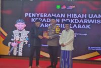 Bupati Sumenep Achmad Fauzi Wongsojudo menyerahkan penghargaan kepada Kapolres Sumenep sebagai bentuk apresiasi atas peran aktif Polri dalam menjaga kondusifitas keamanan selama pelaksanaan Sumenep Calendar of Event 2025 dan mendukung kelancaran berbagai program pembangunan daerah