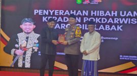Bupati Sumenep Achmad Fauzi Wongsojudo menyerahkan penghargaan kepada Kapolres Sumenep sebagai bentuk apresiasi atas peran aktif Polri dalam menjaga kondusifitas keamanan selama pelaksanaan Sumenep Calendar of Event 2025 dan mendukung kelancaran berbagai program pembangunan daerah