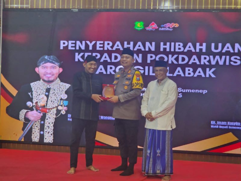 Bupati Sumenep Achmad Fauzi Wongsojudo menyerahkan penghargaan kepada Kapolres Sumenep sebagai bentuk apresiasi atas peran aktif Polri dalam menjaga kondusifitas keamanan selama pelaksanaan Sumenep Calendar of Event 2025 dan mendukung kelancaran berbagai program pembangunan daerah