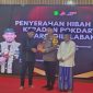 Bupati Sumenep Achmad Fauzi Wongsojudo menyerahkan penghargaan kepada Kapolres Sumenep sebagai bentuk apresiasi atas peran aktif Polri dalam menjaga kondusifitas keamanan selama pelaksanaan Sumenep Calendar of Event 2025 dan mendukung kelancaran berbagai program pembangunan daerah